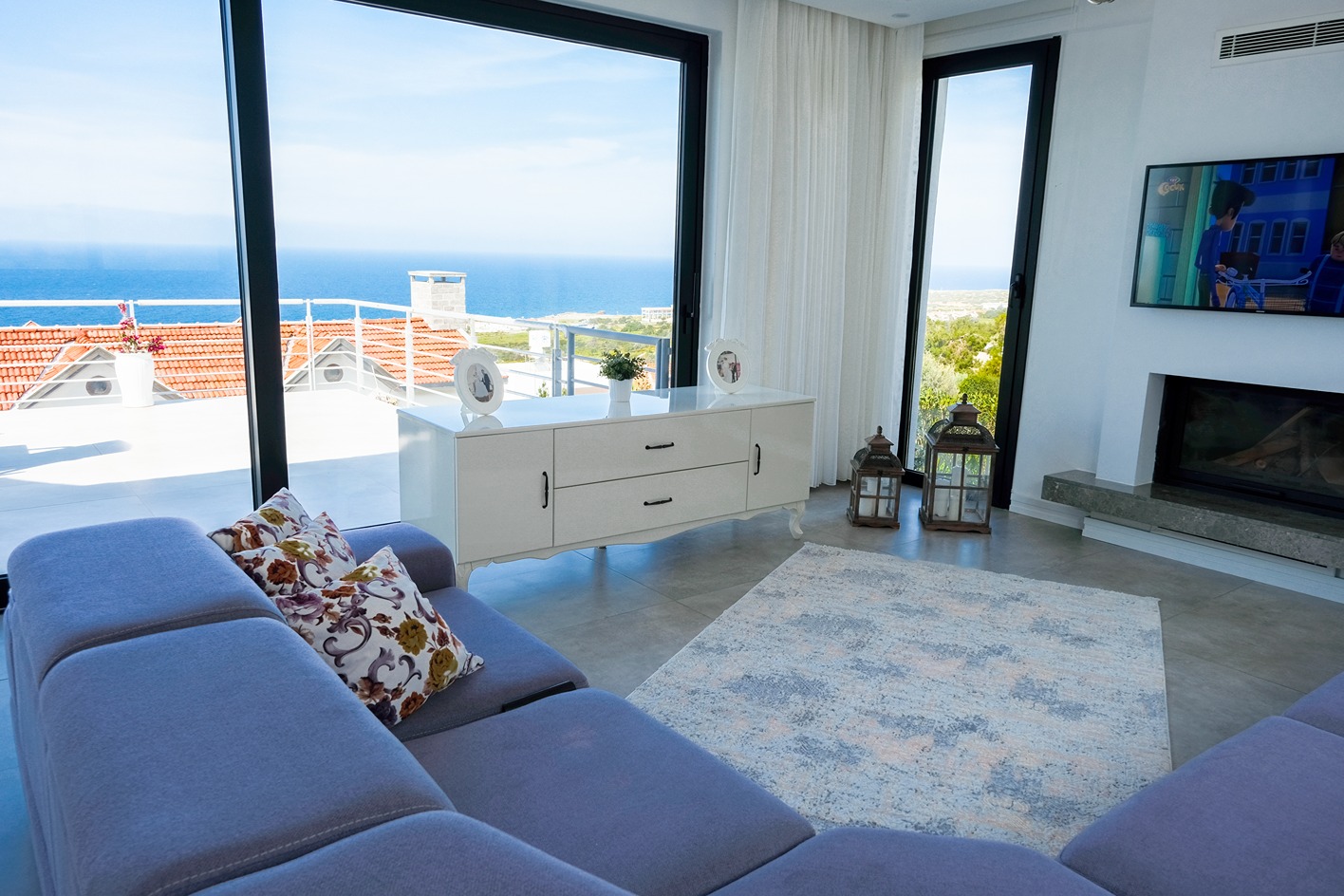 Beachfront-apartment-in-Cyprus (1)