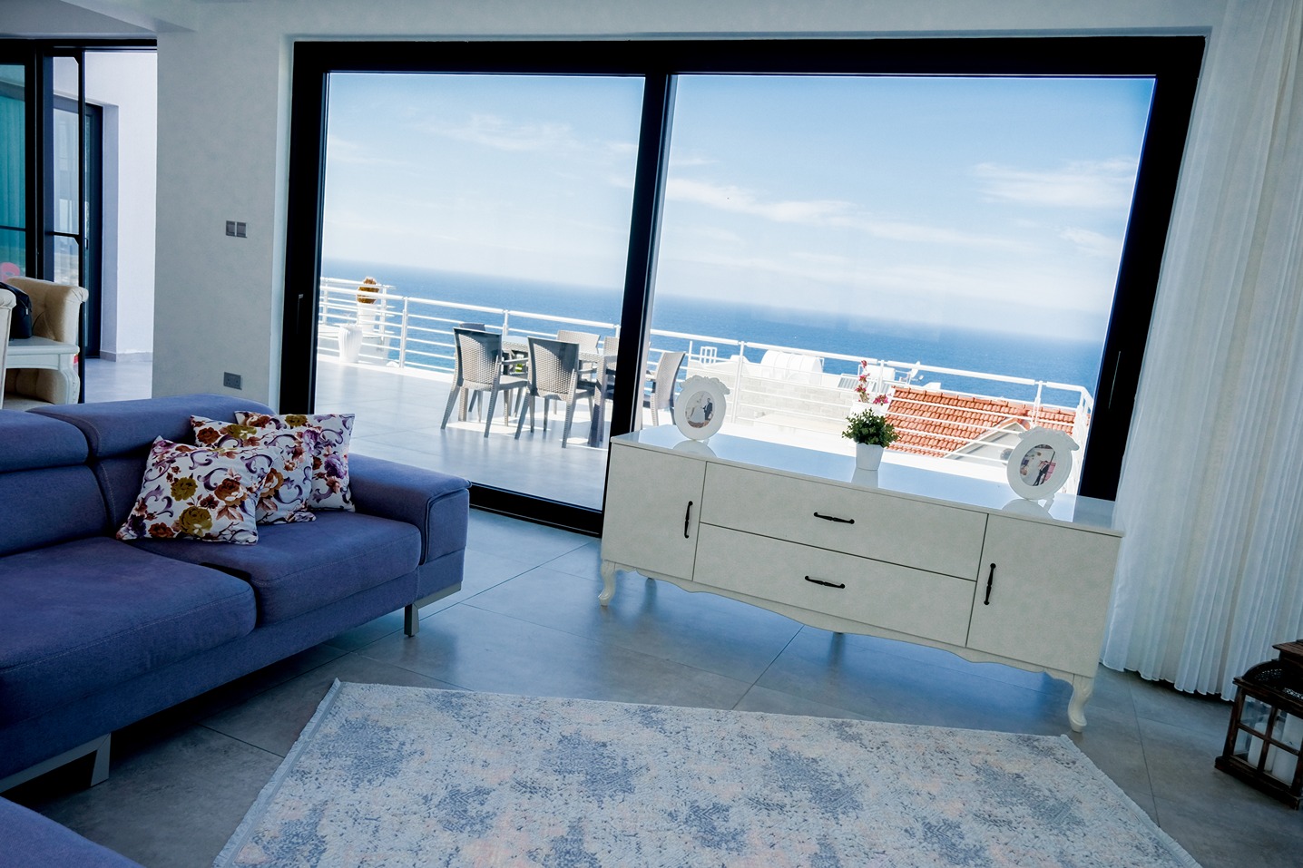 Beachfront-apartment-in-Cyprus (3)